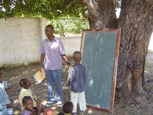“Escolinhas” para los menores del Barrio de Ontuphaia
