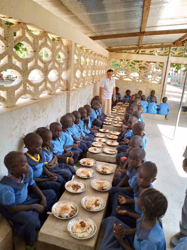 Garantizando una alimentación suficiente, sana y nutritiva para niñas y niños del Colegio Sainte Catherine Labouré (Midjivin) y del Centro de la Esperanza (Dschang) para promover el acceso a la Educación y la Salud.