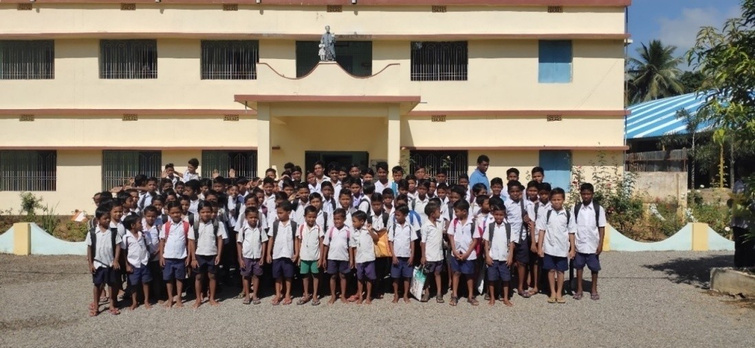 Alfabetización digital para jóvenes de comunidades tribales en Christnagar.