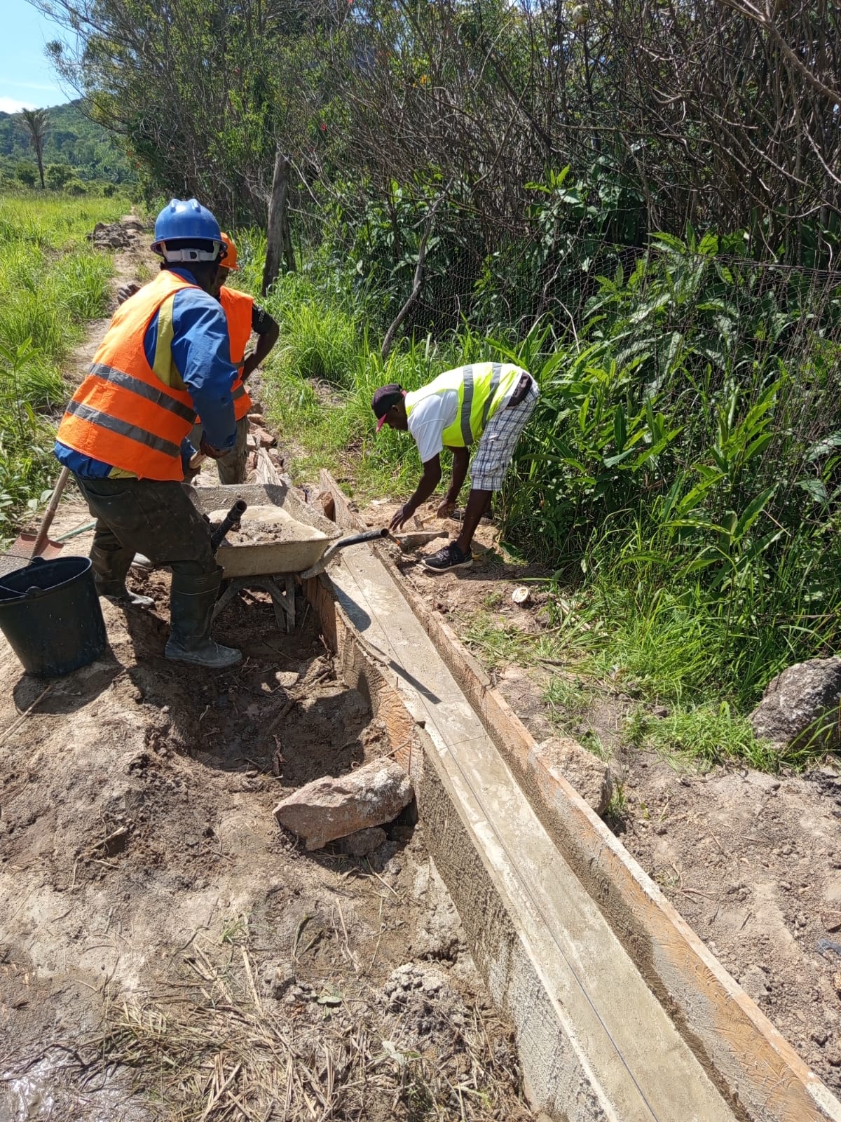 Fortalecimiento de la calidad de vida en Kibala mediante el acceso seguro a servicios esenciales de salud y educación.